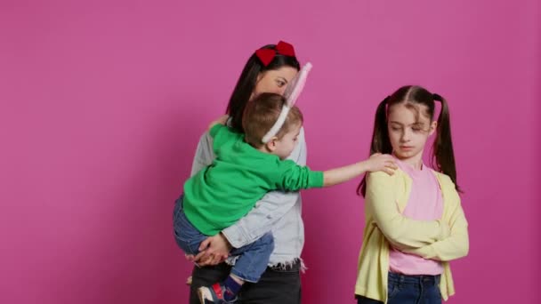 Malé Děti Mají Boj Růžovým Pozadím Jejich Matka Snaží Uzavřít — Stock video