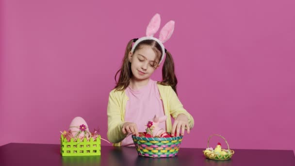 Взволнованная Молодая Девушка Собирает Окрашенные Яйца Корзину Подготовиться Празднику Пасхи — стоковое видео