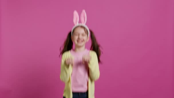 Fröhliches Unbeschwertes Schulmädchen Das Atelier Herumspringt Ein Kaninchen Imitiert Und — Stockvideo