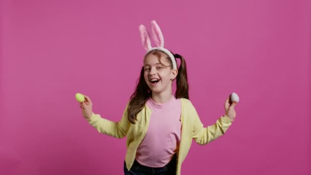 Schattig Klein Meisje Spelen Gluren Een Boo Spel Studio Tonen — Stockvideo