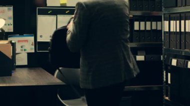 Özel müfettiş, adli delilleri çapraz sorgulamak için dizüstü bilgisayar açıyor. Polis arşiv odasındaki gizli belgelere göz atıyor. Daha fazla bilgi için medya arşivlerine danışmanlık yapıyor. Kamera A.