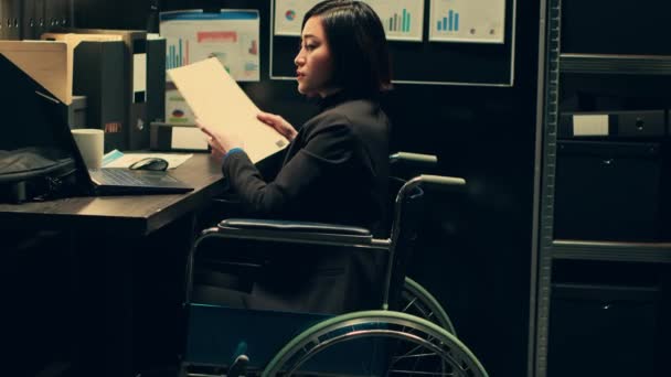 Detektiv Invalidním Vozíku Který Přístup Korespondenci Vyšetřovacích Důvodů Studuje Záznamy — Stock video
