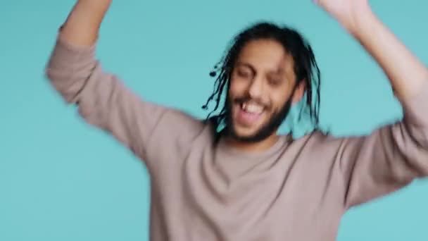 Экстатичный Ближневосточный Человек Веселится Бросает Руки Воздух Празднует Наслаждается Отдыхом — стоковое видео