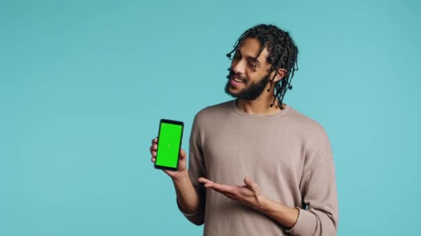 Hombre Feliz Apuntando Hacia Teléfono Móvil Pantalla Verde Mostrando Pulgares — Vídeo de stock