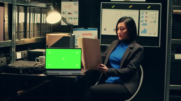Частный Инспектор Изучает Юридические Документы Использует Зеленый Экран Ноутбуке Работая — стоковое видео