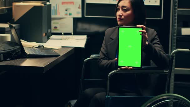 Detective Rolstoel Gebruiker Houdt Greenscreen Lay Out Tablet Met Behulp — Stockvideo