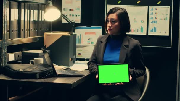 Detective Privado Usando Tableta Mostrando Plantilla Pantalla Verde Sala Incidentes — Vídeo de stock