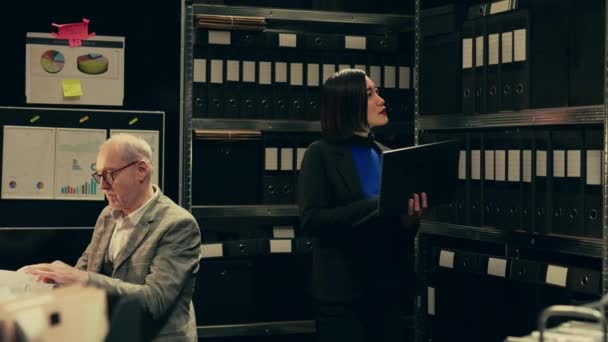 Частный Детектив Организует Архивные Файлы Облегчения Доступа Ища Старые Дела — стоковое видео