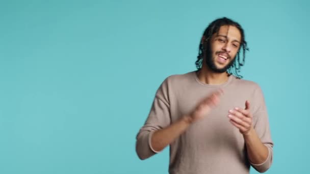 Approuver Souriant Homme Moyen Orient Applaudissant Joyeusement Mains Satisfait Des — Video