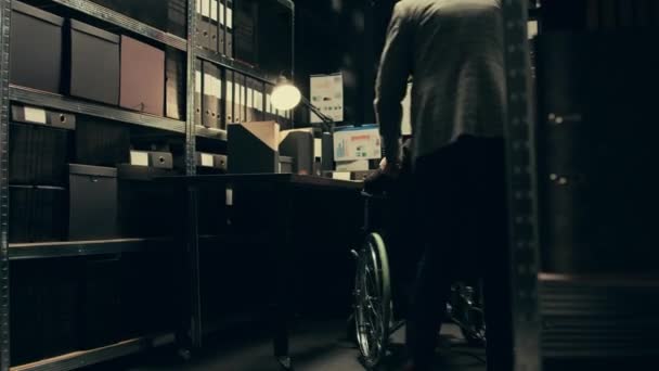 Rolstoelgebruiker Die Privé Onderzoek Doet Een Invalidevriendelijke Kamer Oude Zaken — Stockvideo