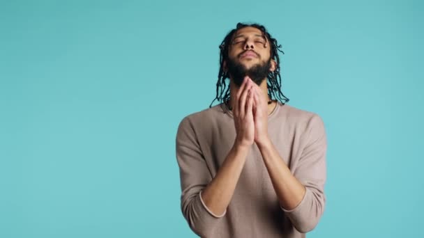 Kegyes Közel Keleti Ember Imádkozik Istenéhez Bocsánatot Kér Kétségbeesettnek Érzi — Stock videók