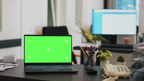 办公室配备绿色屏幕笔记本电脑 背景显示与客户预约列表 全景拍摄 财务部门的Chroma键笔记本电脑和监视器上的客户时间表列表 — 图库视频影像