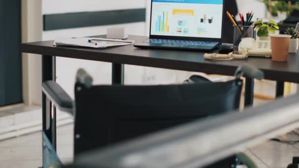 Rollstuhl Büro Und Laptop Auf Dem Schreibtisch Mit Business Analytics — Stockvideo