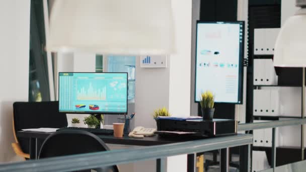 Büro Mit Computermonitor Auf Dem Schreibtisch Mit Börsennotierungen Und Anzeige — Stockvideo