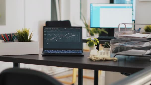 Gráficos Previsão Negócios Mostrando Lucros Laptop Sentado Mesa Trabalho Estatísticas — Vídeo de Stock