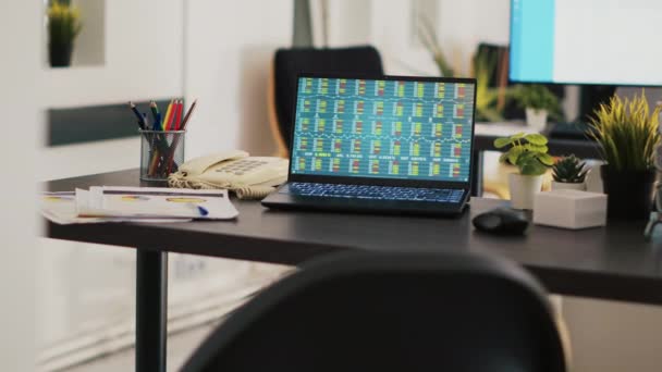 Dokumentacja Firmy Laptop Danymi Giełdowymi Zgromadzonymi Biurze Celu Opracowania Strategii — Wideo stockowe