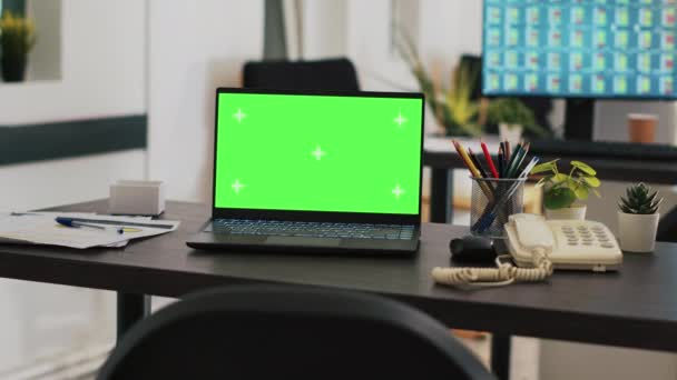 Escritório Com Tela Verde Laptop Mesa Monitor Segundo Plano Com — Vídeo de Stock