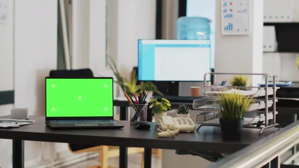 Biuro Zielonym Laptopem Wyświetlaczem Tle Planowaną Listą Klientów Notatnik Makietowy — Wideo stockowe
