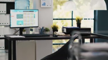 Finans bürosundaki bilgisayar ekranı borsa endekslerinin gerçek zamanlı olarak değiştiğini gösteriyor. İşyerindeki en son fiyat değişikliklerini gösteren ticaret indeksleri ile birlikte masaüstü bilgisayar monitörü, dönüm noktası