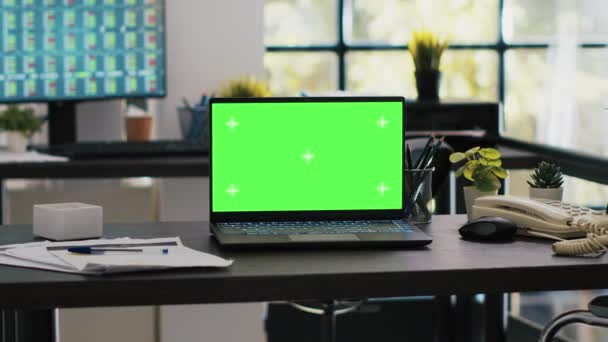 Focus Laptop Schermo Isolato Sulla Scrivania Aziendale Con Desktop Del — Video Stock