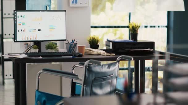 Kursi Roda Kantor Inklusif Untuk Karyawan Dan Layar Komputer Menunjukkan — Stok Video