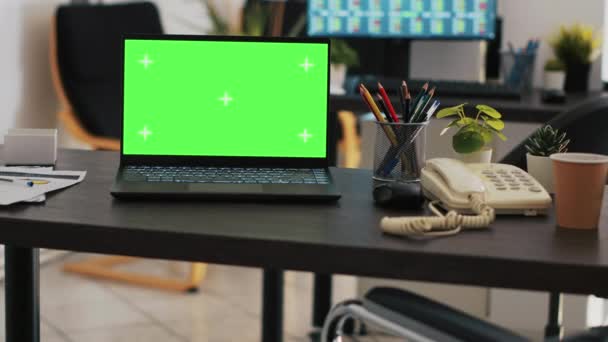Ofis Masasındaki Yeşil Ekran Laptopuna Odaklan Borsa Verilerini Gösteren Bulanık — Stok video
