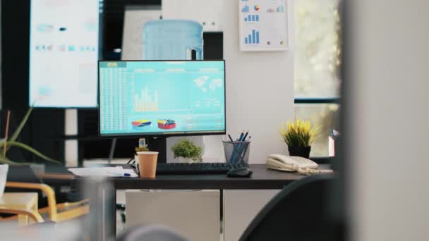 交易平台上的股票投资组合显示在包含投资资产集合的计算机上 电脑显示屏上显示库存需求激增的活指数和饼图的工作场所 — 图库视频影像