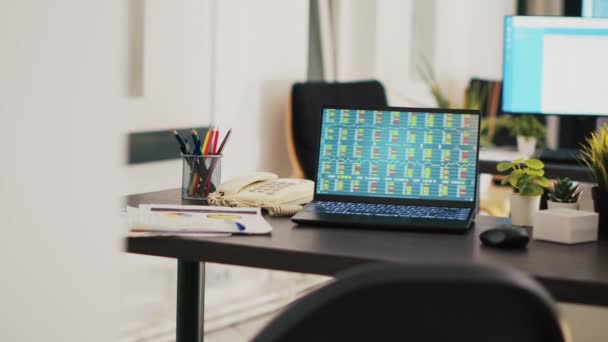 Laptop Biurze Firmy Pokazuje Zmiany Wartości Giełdowych Czasie Rzeczywistym Strzał — Wideo stockowe