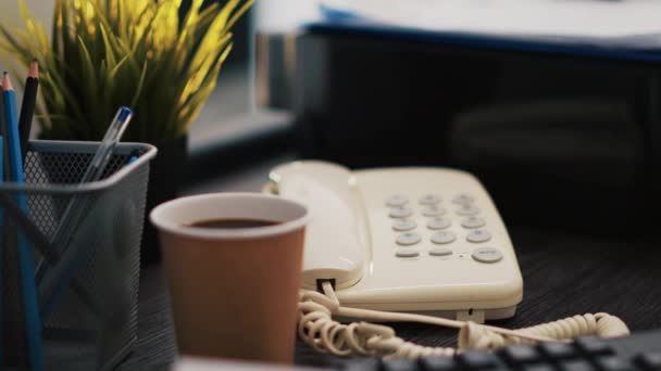 在写字台上的咖啡杯 旁边的文书工作载有企业财务信息收入表 近距离拍摄 公司的发票文件和会计工作区的热饮 — 图库视频影像