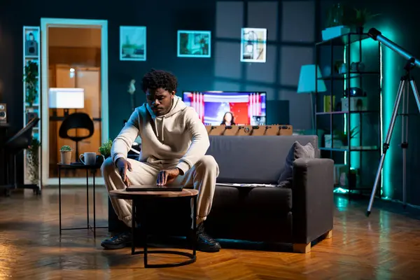 Çalışanlar şık bir apartman dairesine gelip önemli işlere başlıyorlar. Teleworker dizüstü bilgisayarı açıyor, evde vardiyaya başlıyor, rahat koltukta oturuyor.