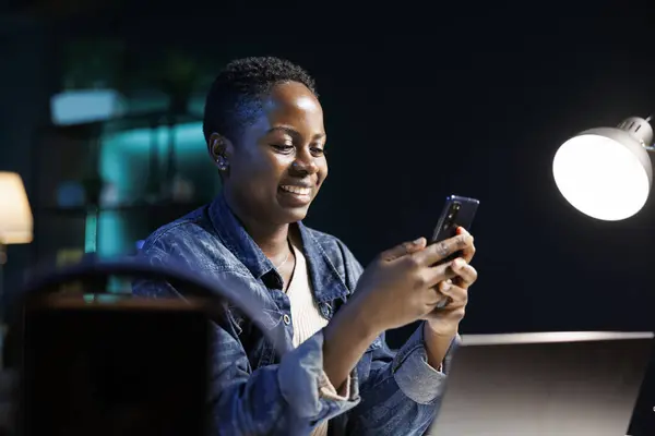 Mujer Negra Alegre Utilizando Tecnología Moderna Tomando Descanso Computadora Portátil — Foto de Stock