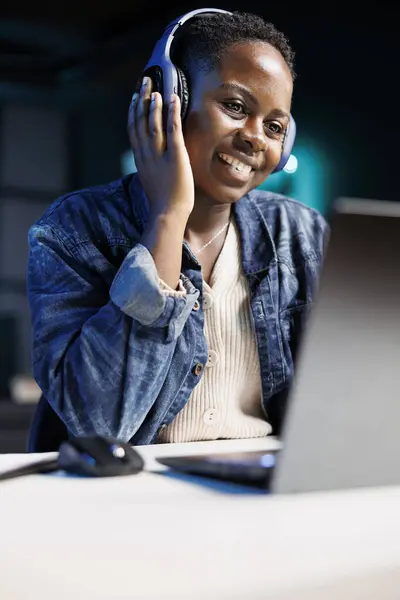 Mulher Negra Alegremente Usando Laptop Fones Ouvido Sem Fio Afro — Fotografia de Stock