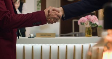 İş ortakları kolajda el sıkışarak, küresel hissedarlar toplantısından sonra yeni fikirleri hayata geçirmek için uzlaşma sağladılar. İşbirliğini başlatma konusunda anlaşan yönetici yöneticiler. Kapatın. El kamerasıyla..