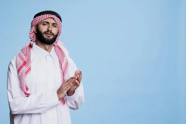 Muslim Man Dressed Traditional Robe Showcasing Proud Expression While Applauding — Stock Photo, Image