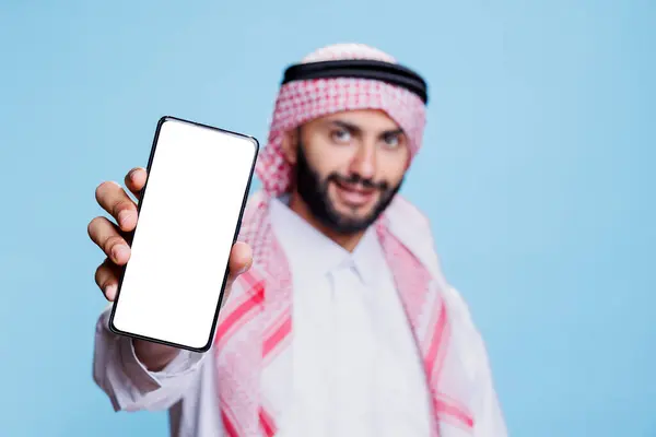 Muslim Man Wearing Islamic Headscarf Thobe Smiling While Holding Smartphone — Stock Photo, Image