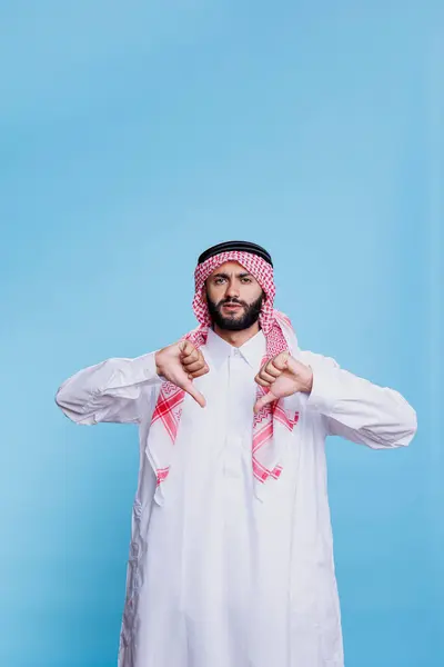 Unzufriedene Araber Traditioneller Kleidung Posieren Mit Gesenktem Daumen Und Blicken — Stockfoto