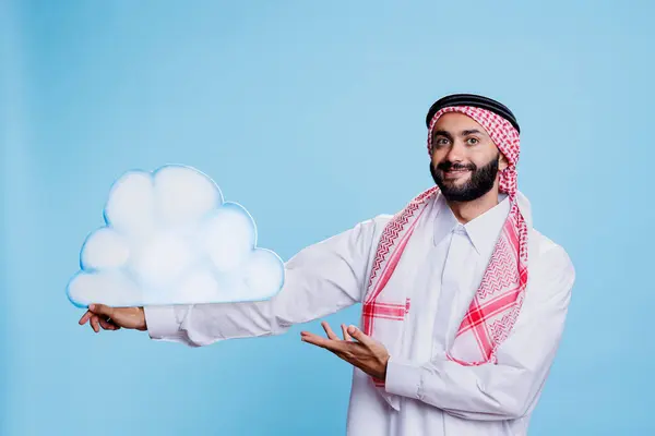 Homem Muçulmano Sorridente Segurando Forma Nuvem Apontando Com Retrato Estúdio — Fotografia de Stock