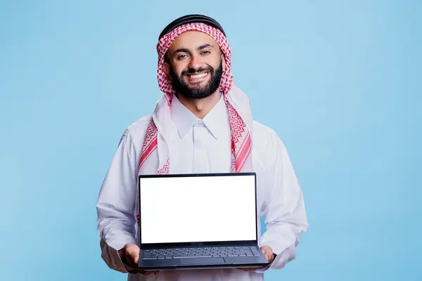 Sorridente Uomo Musulmano Inserzionista Che Tiene Computer Portatile Mostrando Bianco — Foto Stock