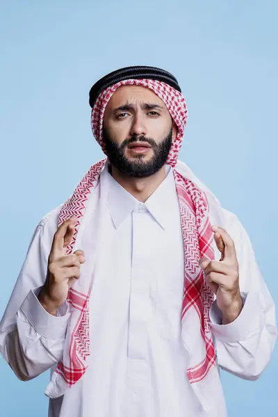 Muslim Man Dressed Traditional Clothes Making Wish Crossed Fingers Looking — Stock Photo, Image