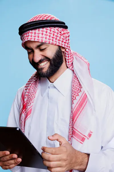 Arap Adam Dijital Tablette Internet Eğlencesinin Keyfini Çıkarırken Gülüyor Gülümseyen — Stok fotoğraf