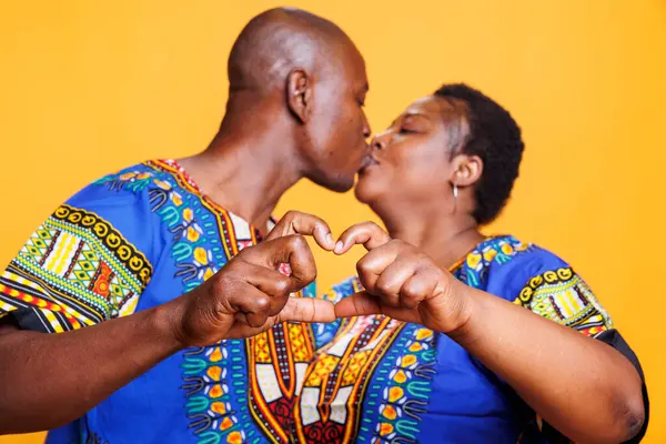 Αφρικάνικο Ζευγάρι Φιλάει Στα Χείλη Και Δείχνει Σχήμα Καρδιάς Δάχτυλα — Φωτογραφία Αρχείου