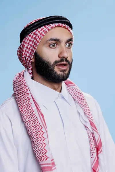 Zszokowany Muzułmanin Ubrany Tradycyjny Szalik Odwracając Wzrok Szerokimi Oczami Otwartymi — Zdjęcie stockowe