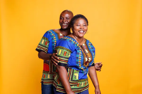 Χαρούμενο Αφροαμερικάνικο Ζευγάρι Που Αγκαλιάζει Και Γελάει Κοιτάζοντας Την Κάμερα — Φωτογραφία Αρχείου