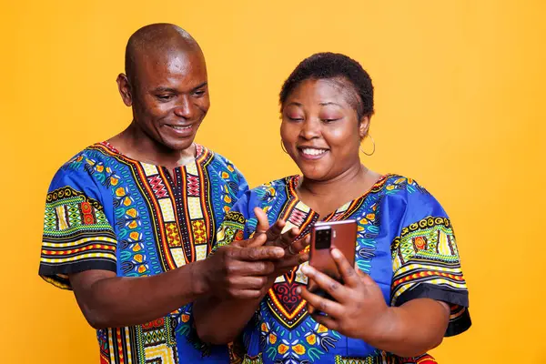 Χαρούμενο Ζευγάρι Αφροαμερικανών Που Απολαμβάνουν Μέσα Κοινωνικής Δικτύωσης Στο Κινητό — Φωτογραφία Αρχείου