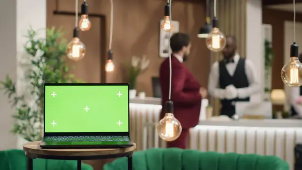 Laptop Pustym Zielonym Ekranem Pobliżu Recepcji Hotelu Recepcji Osób Przybywających — Zdjęcie stockowe