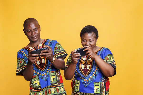 Χαρούμενη Αφροαμερικάνα Σύζυγος Και Σύζυγος Απολαμβάνουν Διαγωνισμό Κινητού Παιχνιδιού Χαμογελαστό — Φωτογραφία Αρχείου