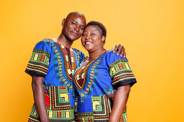 Χαμογελώντας Μαύρος Άνδρας Και Γυναίκα Ζευγάρι Ντυμένοι Εθνοτικά Ρούχα Αγκαλιασμένοι — Φωτογραφία Αρχείου