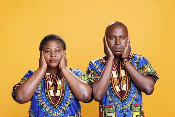Afrikanskt Amerikanskt Par Täcker Öronen Med Händer Visar Inga Onda — Stockfoto