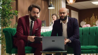 Büyümeyi tartışmak üzere önemli yatırımcılarla video konferansında proje ortakları. İcra kurulu üyeleri tele-iş bağlantısına online olarak katılıyor, iş gezisine geliyorlar. El kamerasıyla..