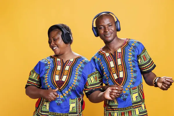 Ευτυχισμένος Μαύρος Άντρας Και Γυναίκα Ζευγάρι Που Απολαμβάνουν Μουσική Στα — Φωτογραφία Αρχείου